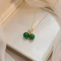 Élégant collier pendentif cerise doré avec perles vertes et pierres de zircon brillant. - Style Cerise (X0977)