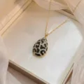 Collier en or élégant avec pendentif goutte léopard et zircons étincelants. - Style Goutte d'Eau Léopard (X0958)