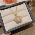 Élégant collier fleur en zircon rose avec pendentif perle, finition or, variante SKU. - Fleur de Perle Rose (X0325)