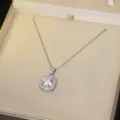 Κομψό ασημένιο κολιέ με λαμπερό τετράγωνο μενταγιόν σε μια πολυτελή συσκευασία δώρου. - X0343