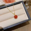 Κομψό χρυσό κολιέ από ατσάλι τιτανίου με στρογγυλό κόκκινο μενταγιόν από χάντρα - Στυλ Λωτός (X0267)