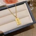 Χρυσό κολιέ από ατσάλι τιτανίου με ορθογώνιο μενταγιόν 'Πλούτος' σε κουτί κοσμημάτων - Στυλ Χαρακτήρα "Πλούτος" (X0275)
