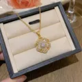 Elegant gold-plated flower pendant necklace with shimmering zircon in a gift box - X0285 Gold Six-Petal Flower Zirconia Inlaid Necklace / Gold