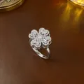 Exquisiter rotierender Blumenring in Silberoptik mit funkelnden weißen Zirkonias - Ring (J0006) / Stil 2 / Stahlfarben