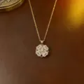 Elegante vergoldete rotierende Blumen-Halskette mit funkelnden weißen Zirkonia-Steinen - Zirkonia Blumenhalskette (X0675) / Gold