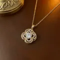 Elegante goldene drehbare Blumenhalskette mit glänzenden Zirkonia-Steinen - Halskette (X0029) / Gold