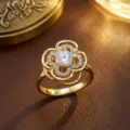 Eleganter vergoldeter Blumenring mit funkelndem Zirkonia und hohlen Blütenblättern - Ring (J0746) / Gold