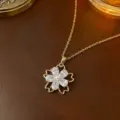 Elegante vergoldete drehende Blumenhalskette mit funkelnden Zirkonen und Perle - Halskette (X0033) / Gold