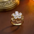 Eleganter goldener rotierender Blumenring mit Zirkonia und Perlenmitte - Ring (J0799) / Gold