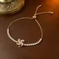 Eleganter Armband mit drehbarer Zirkonia-Blume und verstellbarer goldfarbener Kette - Armband (TS0322) / Gold