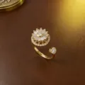 Eleganter vergoldeter Ring mit 360 Grad drehbarer Blume und funkelndem Zirkonia-Stein - Ring (J0041) / Gold