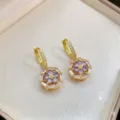 Pendientes de aro dorados con dijes de flores moradas y piedras de circón brillantes - Pendientes Giratorios Solos (E2002) / Púrpura Dorado