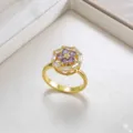 Anillo de flor chapado en oro con circonitas rotativas púrpuras y blancas en caja - Anillo Giratorio Solo (J0763) / Púrpura Dorado