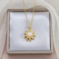 Elegante collar de girasol dorado con centro de perla y circonitas en caja de regalo - Collar Giratorio Solo (X-0612) / Dorado