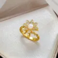 Elegante anillo bañado en oro con perla central y pétalos de circón - Anillo Giratorio Solo (J0275)