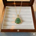 Collar con colgante de Buda en imitación de jade verde en un joyero de madera de lujo. - Estilo Buda (X0035)