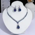 Gros plan détaillé d'un élégant ensemble de bijoux collier et boucles d'oreilles bleu. - Style Goutte d'Eau Gemme Bleu Foncé (PJ-140)
