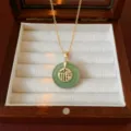 Elegante collar vintage de imitación jade verde con colgante Fu dorado en caja - Estilo Fu (X0074)