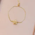 Élégant bracelet doré ajustable doté d'une breloque fleur rotative ornée de pierres CZ - Blanc