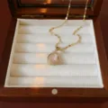Elegante collar con colgante de tulipán dorado con una piedra rosa y cristales pavimentados - Estilo Tulipán Blanco (X0075)