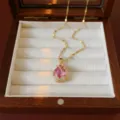 Elegante collar dorado con colgante de cristal rosa en un joyero de madera - Estilo Tulipán Rosa (X0075)