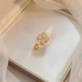 Bague fleur élégante plaquée or avec émail blanc et centre en zircon brillant - Bague de Style Fleur (J0369)