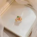 Bague dorée élégante avec motif de fleur en zircon coloré dans un coffret à bijoux de luxe - Bague Fleur en Strass Coloré (J0370)