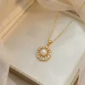 Elegante vergoldete und drehbare Sonnenblumen-Halskette mit einer Perle verziert - Drehbarer Perlen Sonnenblumen-Stil (X0577)