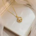 Collier doré élégant doté d'un pendentif fleur rotatif serti de zircons brillants - Collier Fleur Rotative Sphérique (X0651)