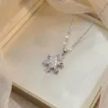 Elegante silberne Schneeflocken-Halskette mit Zirkonsteinen in einer luxuriösen Geschenkbox - Mikro-Pave Schneeflocken-Stil (X0585)