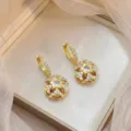 Boucles d'oreilles créoles fleurs dorées ornées de zircons cubiques étincelants. - Boucles d'Oreilles Fleur Créoles (E2001)