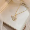 Collier avec pendentif oiseau doré orné de zircons cubiques blancs sur chaîne fine - Style Oiseau en Zircon Doré (X0678)