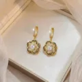 Élégantes boucles d'oreilles fleur dorées avec zircons étincelants et émail noir - Boucles d'Oreilles Style Camélia (E2017)