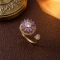 Eleganter goldener drehbarer Blumenring mit lila Zirkonia und verstellbarem offenem Band - Ring (J0050) / Lila