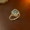 Eleganter drehbarer Ring mit grünen Zirkonia-Blumen für Damen, modischer Goldschmuck - Ring (J0785) / Grün