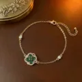 Elegantes vergoldetes Kettenarmband mit einem grünen Vierklee-Anhänger aus Zirkon - Armband (TS0673) / Smaragdgrün