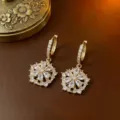 Elegante vergoldete Blumen-Ohrringe mit schimmernden Zirkonia-Blütenblättern für Damen - Ohrringe (E1393) / Gold