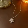 Elegante goldene rotierende Blumenhalskette mit funkelndem Zirkonia-Anhänger - Halskette (X0057) / Stil 1 / Gold