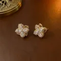Elegante rotierende Blumenohrringe mit weißen Zirkonia-Steinen in Gold-Finish-Variante - Ohrringe (E0003) / Stil 1 / Gold