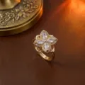 Eleganter goldener Blumenring mit Zirkonia-Blütenblättern im Marquise-Schliff-Design. - Ring (J0007) / Stil 1 / Gold