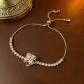 Goldenes Tennisarmband mit einer rotierenden Zirkonia-Blume und verstellbarer Kette - Armband (TS0200) / Stil 1 / Gold