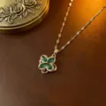 Eleganter rotierender Blumenanhänger aus Gold mit grünen Zirkonia Steinen für Damen - Blumenhalskette (X0057) / Grün