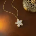 Drehbare Goldene Blumenkette mit klaren Zirkoniasteinen im Vintage-Stil Anhänger - Zirkonia-Halskette mit fünfblättrigen Blüten (X0060) / Gold