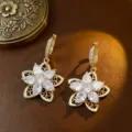 Elegante vergoldete Blumenohrringe mit funkelnden Zirkonia-Steinen im Vintage-Stil - Zirkonia Blumen Ohrhänger (E2170) / Gold