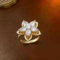 Eleganter drehbarer Blumenring mit funkelnden Zirkonia-Steinen in einer Goldoptik - Hohler Zirkonia-Blumenring (J0287) / Gold