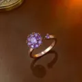Eleganter offener Ring in Roségold mit einem drehbaren lila Zirkonia-Blumendesign - Ring (J0002) / Roségold