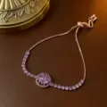 Elegantes rosegoldenes Tennisarmband mit einer rotierenden Blume und lila Zirkonia - Armband (TS0072) / Roségold