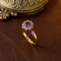 Eleganter drehbarer Blumenring mit lila Zirkonia-Steinen in vergoldetem Vintage-Design - Ring (J0002) / Gold