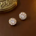Elegante 14 Karat vergoldete Sonnenblumen-Ohrstecker mit funkelnden Zirkonia-Kristallen - Ohrringe (E0677) / Gold