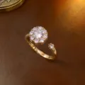 Eleganter vergoldeter rotierender Blumenring aus Zirkonia mit Kristallen für Damen - Ring (J0205) / Gold